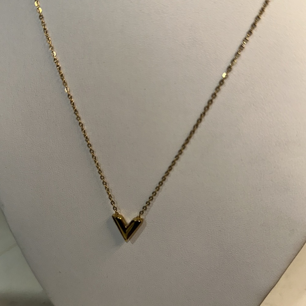 in fashion lv necklace 18” long - Picture 13 of 14